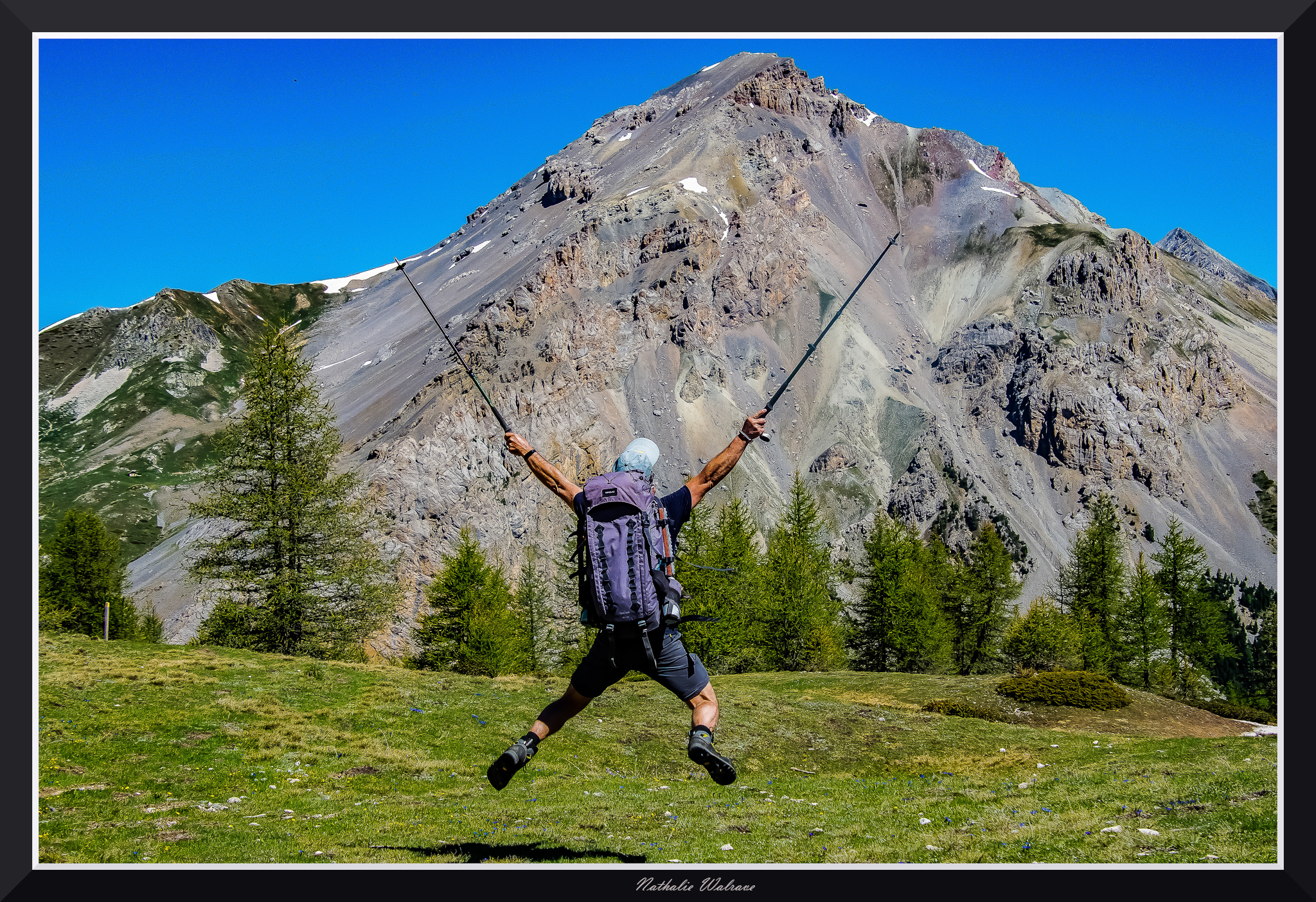 Homme qui saute devant la montagne